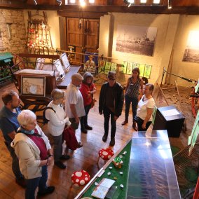 Besucher in der Dauerausstellung