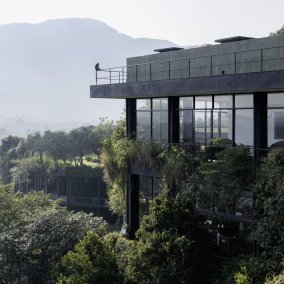 Außenansicht, Kandalama Hotel, Dambulla, Sri Lanka. Foto: Iwan Baan, 2026, © Iwan Baan