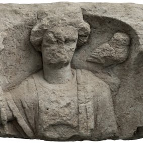 Minerva mit Eule auf einem Viergötterstein aus Güglingen