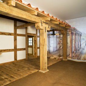 Streifenhausfront mit Porticus
