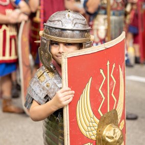 An drei Wochenenden im Oktober füllt sich Augusta Raurica mit römischem Leben – Handwerk, Gladiatoren, Legionäre, der Kaiser und mehrere Mitmach-Stationen.