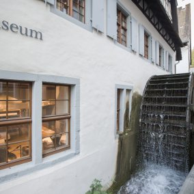 Museumseingang mit funktionierendem Mühlerad