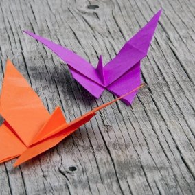 Farbige Schmetterlinge gefalten mit der Origami-Technik