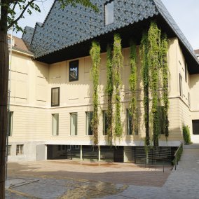 Blick auf die Fassade und das Dach des Museums mit den hängenden Pflanzen