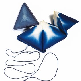 Dreieckiges Stoffmuster mit einem sekka-shibori Muster in indigo aus Japan