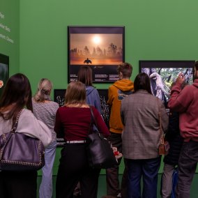 Gäste in der Ausstellung Wildlife Photographer of the Year (c) Bettina Matthiessen