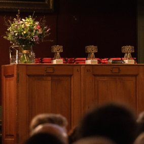 Bühne mit Rednerpult und den Preisen. (c) Bettina Matthiessen