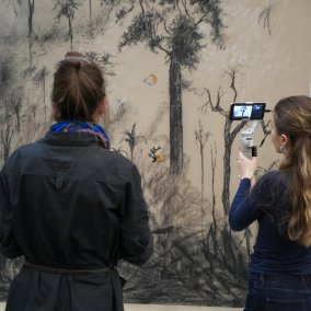Anrufkultur in der Ausstellung Whispers from Tides and Forests