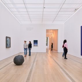 Vue d’installation « Une petite histoire de l'art du point », Fondation Beyeler, Riehen/Basel, 2025 Photo: Mark Niedermann