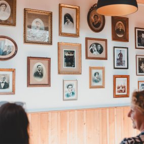 Mur de cadres photographiques dans l'entrée de l'Écomusée d'Alsace