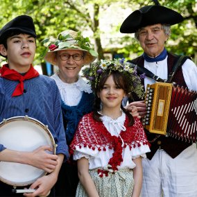 Couple d'accordéonistes et petits-enfants en costumes traditionnels