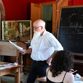 L'instituteur dicte le poème du jour