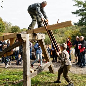 Deux scieurs démontrent leur savoir-faire aux visiteurs de l'Écomusée d'Alsace