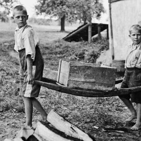 Knaben in der Erziehungsanstalt Sonnenberg bei der Arbeit Kriens, 1944. Depositum Gottfried Keller-Stiftung, Foto_Paul Senn