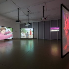 Emmanuelle Antille, Angels Camp – First Songs, 2003/2004 <br>Ausstellungsansicht Schweizer Pavillon der Biennale von Venedig 2003 <br>4-Kanal-Videoinstallation, Farbe, Ton, 17’27” <br>Aargauer Kunsthaus / Depositum der Walter A. Bechtler-Stiftung <br>Mit Genehmigung der Künstlerin <br>© Emmanuelle Antille <br>Foto: Georg Rehsteiner