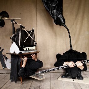 Augustin Rebetez, Moi non plus Oiseaux (aus der Serie Arrière-tête (mécanismes)) (Detail Videostill), 1992 <br>1-Kanal-Video, Farbe, Ton, 5’25” <br>Aargauer Kunsthaus / Ankauf <br>Mit Genehmigung des Künstlers <br>© Augustin Rebetez