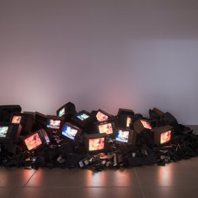 Ausstellungsansicht Mehr Licht<br>Video in der Kunst<br>31.1. – 25.5.2026, Aargauer Kunsthaus <br>Nam June Paik (1932–2006), Fire Piece, 1992<br>Foto: ullmann.photography
