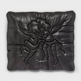 Shamiran Istifan, A House With No Past, 2023<br>Metallic-Jersey, Watte, Garn, Leinen, Holzbrett, 76 x 88 cm<br>Mit Genehmigung der Künstlerin<br>© Shamiran Istifan