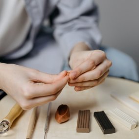 Visuel qui illsutre l'atelier modelage