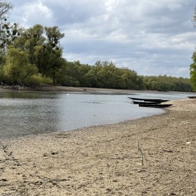Sichtbar hat sich der Wassersaum zurückgezogen, was bleibt ist vertrocknete Erde