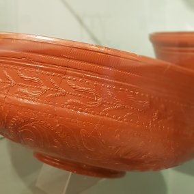 Tönerne Schüssel mit verziertem Rand in Vitrine