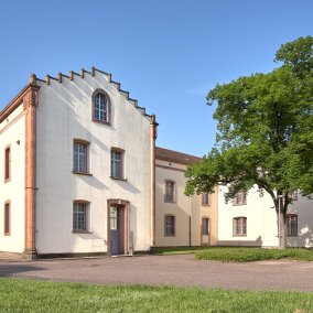 Blick vom Hof auf den Eingang des Gebäudes aus Festungszeiten vom Zentralen Fundarchiv