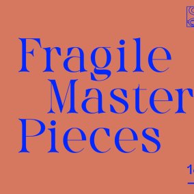 Blaue Schrift auf Terracotta-Hintergrund "Fragile Master Pieces", links ein Apothekengefässst, 