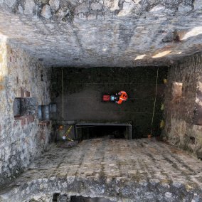 Bodenradarmessung entlang eines festgelegten Messrasters (Foto: Nathalie Pickarts, LAD)