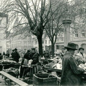 Markt in Lörrach um 1910. Postkarte Sammlung Dreiländermuseum
