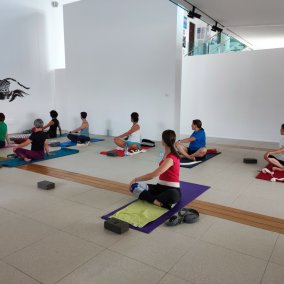yoga lors de l'exposition Abdelkader Benchamma
