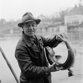 Fischer präsentiert einen gefangenen Lachs, 1945. Foto: Foto Lothar Jeck, Staatsarchiv Basel-Stadt, BSL 1060c 3/2/227