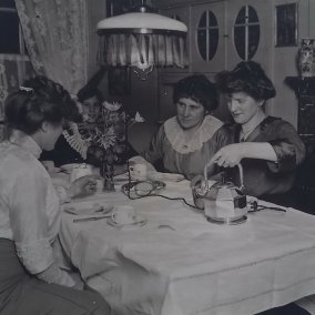 Foto im Auftrag des Elektrizitätswerks Basel: Elektrische Teekanne, Anfang 20. Jh. Staatsarchiv Basel-Stadt, BD-REG 11b 2-13 16