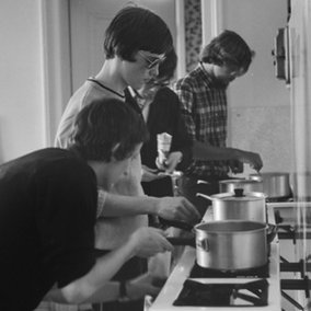 Jugendherberge: Gäste am Kochen in der Gemeinschaftsküche, 1968. Foto: Hans Bertolf, Staatsarchiv Basel-Stadt, BSL 1013 1-3787 2