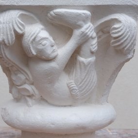 Kapitell mit Skiapode (Schattenfüssler), Basler Münster, nordöstliches Emporenrundfenster des Chors, Ende 12. Jh., Gipsabguss von 2021. Foto: MKK, Walter Derungs