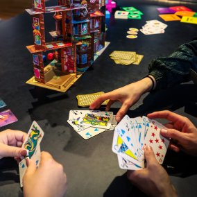 Spielkarten, Figuren und Würfel