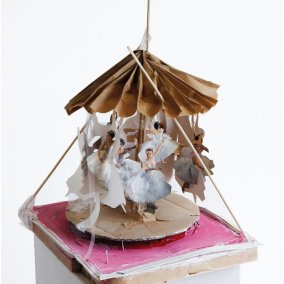 Susanne Keller, Musikbox, aus der Serie Guckkasten, 2007, Holz, Papier, Klebeband, Karton und Acrylfarbe, 46 × 32 × 35 cm, © Susanne Keller
