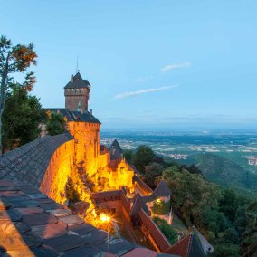 Le château du Haut-Koenigsbourg au crépuscule © Jonathan Sarago / CeA