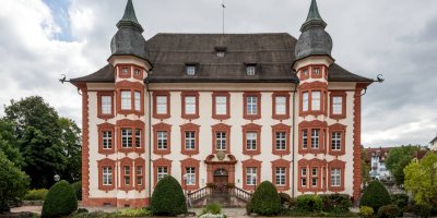 https://de.wikipedia.org/wiki/Schloss_Bonndorf#/media/Datei:Schlo%C3%9F_Bonndorf_jm53146.jpg Foto: Jörgens.mi