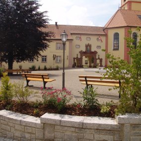 Augustinerplatz St. Märgen / Eingang in das Kloster Museum unter dem Torbogen.