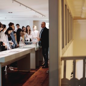 Junge Menschen bei einer Führung durch den Salmen