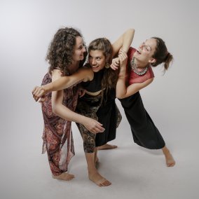 Gruppenfoto des Musiktrios Meydelech