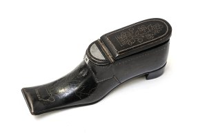 Schnupftabakdose in Schuhform, 1850, Historisches Museum Basel, © Foto: Philipp Emmel, Historisches Museum Basel