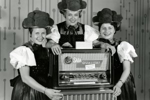 SABA-Werbung mit Bollenhut-Trägerinnen (c) Stadtarchiv Villingen-Schwenningen
