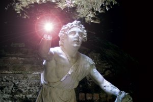 Mithrasskulptur in einem der vielen Mithräen von Ostia