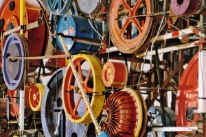 Jean Tinguely : Fatamorgana, Méta-Harmonie IV (détail), 1985,  420 x 1.250 x 220 cm Cadre en fer, roues en bois, morceaux de plastique, instruments de percussion, ampoules électriques, moteurs électriques © 2023 ProLitteris, Zurich; photo: Museum Tinguely Basel, Christian Bauer