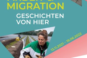 Plakat der Ausstellung "Arbeit und Migration". Zu sehen ist ein Mann vor einem Tonbandgerät und eine Frau beim Spargelstechen.