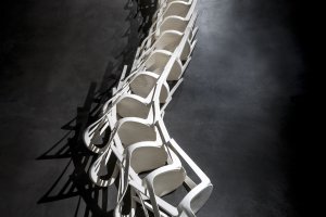 Anna Schmid, Nachsaison III, 2022, Plastikstühle