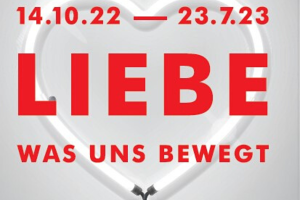 Auf dem Bild ist ein Leuchtherz abgebildtet. Davor steht die Ausstellungsdauer und der Titel der Ausstellung: Liebe. Was uns bewegt