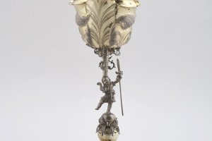 Hans Pezolt (Meister 1578, gest. 1633), Sturzbecher, Nürnberg, 1609/1629, Silber; vergoldet, getrieben, gegossen, graviert, geätzt, H 18,1 cm, Dm 8 cm (mit Lippenrand), Germanisches Nationalmuseum, Nürnberg. Foto: Germanisches Nationalmuseum, Nürnberg
