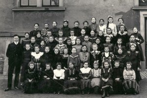 Schulklasse der Hebelschule um 1900